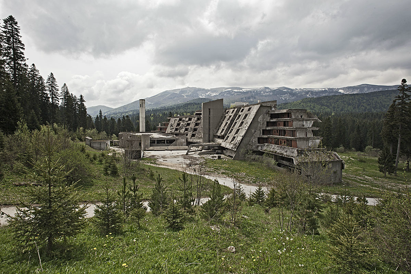 Illustration for article titled The Eerie Ruins of 11 Abandoned Hotels